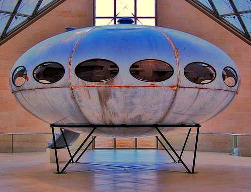 Futuro, MUDAM - Comparison With Limni