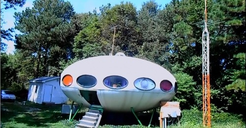 Futuro, Houston, DE, USA - World's Weirdest Homes TV Show - Screenshot 2