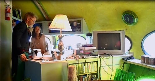 Futuro, Houston, DE, USA - World's Weirdest Homes TV Show - Screenshot 4