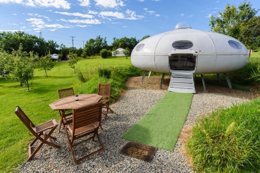 Futuro Lookalike - UK Airbnb Futuro Styled Flying Saucer 2