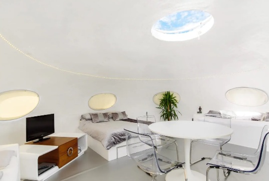 Futuro Lookalike - UK Airbnb Futuro Styled Flying Saucer 5